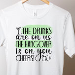 Graciosa soltera Beber camiseta<br><div class="desc">La divertida Bacholorette Bebe la camiseta con las bebidas están sobre nosotros,  la resaca está sobre ti. Una camiseta divertida para que la novia se ponga en su fiesta de bacholorette.</div>