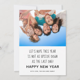 Graciosa tarjeta de Año Nuevo Feliz al revés