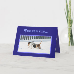 Graciosa tarjeta de cumpleaños con Basset en ejecu