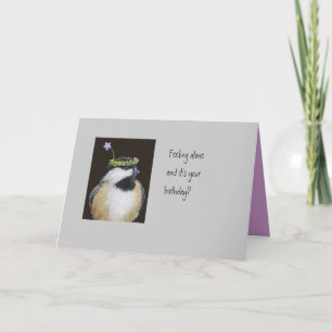 Graciosa tarjeta de cumpleaños de pájaro con pollo
