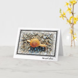 Graciosa tarjeta de cumpleaños tardía con caracol