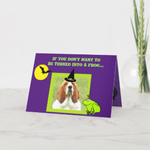 Graciosa tarjeta de Halloween con menaje, batas y