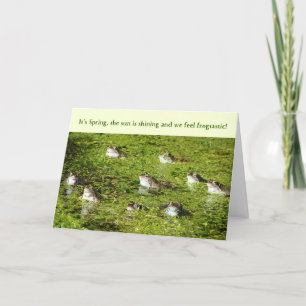 Graciosa tarjeta de Pascua - Ranas en un estanque