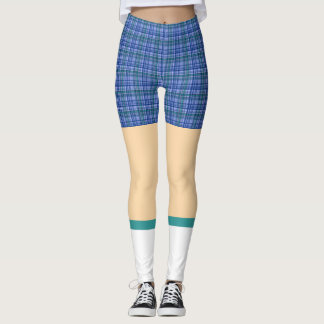 Graciosas mujeres geek de golf en pantalones corto
