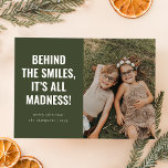 Graciosas tarjetas de Navidades familiares | Verde<br><div class="desc">Trae sonrisas y risas a tus seres queridos con esta humorística y minimalista tarjeta de vacaciones. Con una adorable foto de su familia acompañada de un ingenioso pie de foto, este moderno diseño añade un toque de alegría vacacional con un encantador paisaje verde oliva. Perfecto para aquellos que aman compartir...</div>