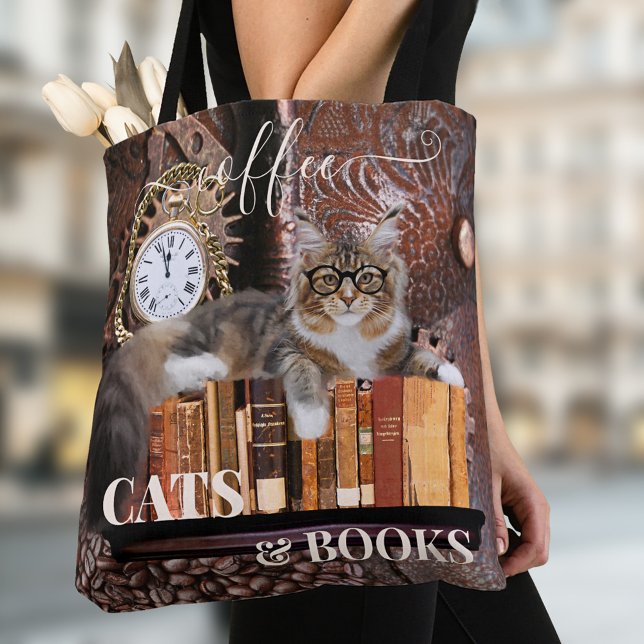 Gracioso café gato y libros que te dan la bolsa (Tote bag featuring a funny cat with glasses on a steampunk background with books and coffee)