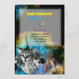 Gracioso gato en el espacio Invitación al cumpleañ