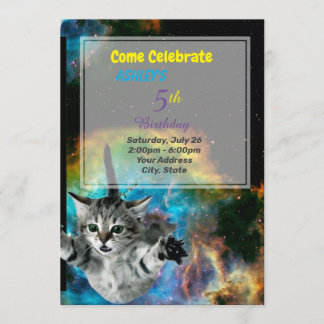 Gracioso gato en el espacio Invitación al cumpleañ