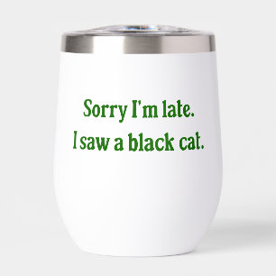Gracioso gato negro