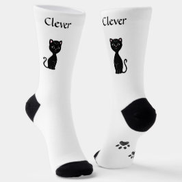 Gracioso gato negro y patas en calcetines blancos