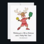 Gracioso Navidad de baloncesto reno, Personalizado<br><div class="desc">Celebre las vacaciones al estilo de los pickleball con esta divertida tarjeta de Navidades que destaca un juguetón de reno de pickleball. Es totalmente personalizable con tus mensajes en la parte delantera y trasera. Ideal para los aficionados al pickleball, clubes y entrenadores, esta carta es una forma divertida de compartir...</div>