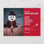 Gracioso Navidad de Snowman Estúpido tarjeta de fo<br><div class="desc">¡Envíen el regalo de la risa esta temporada navideña con estas graciosas postales de fotos de Navidades! Todos sabemos que "se supone" que debemos enviar tarjetas de fotos a la hora del Navidad - después de todo, es la práctica culturalmente aceptada. Bueno, estas tarjetas dicen, "Aquí está tu estúpida tarjeta...</div>