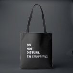Gracioso negro y blanco diciendo la bolsa de Tote<br><div class="desc">Divertido dicho: No molestar,  estoy comprando la bolsa de té. Con letras blancas en un fondo negro. Abrir las correas de hombro doble y negro para facilitar su transporte. Un carryall que es perfecto para cumpleaños,  Día de la Madre o regalos de vacaciones. Kimberly Brett.</div>