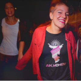 Gracioso Orgullo Lesbiano AH, ¡MUJERES! Camiseta