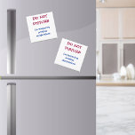 Gracioso Personalizado No Perturbar El Imán<br><div class="desc">¿Te gusta cocinar o conocer a otra persona que lo hace? Puede crear la cocina perfecta de At Home Chef con este lindo imán cuadrado de cocina. El texto rojo y azul humorístico dice: "NO DISTURBAN, estoy preparando otra obra maestra". Incluso un chef de 5 estrellas necesita un sentido del...</div>