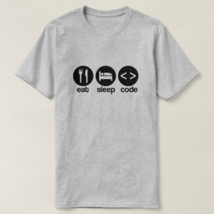 Gracioso programador informático come camiseta con