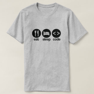 Gracioso programador informático come camiseta con
