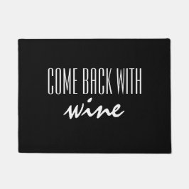 Gracioso regreso con la alfombra blanca y negra de