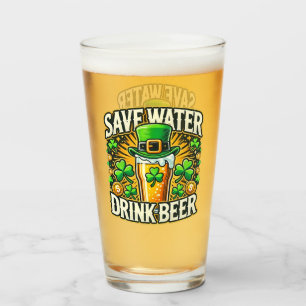 Gracioso salva cerveza de bebida de agua el día de