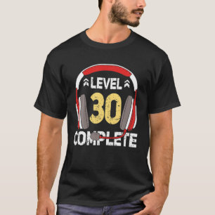 Gracioso videojugador de nivel 30 con camiseta com
