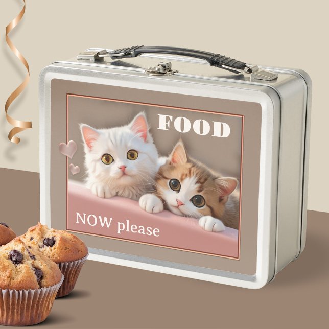Graciosos gatitos adoran a los amantes del gato (Funny lunch box showing a painting of two cute kittens demanding to be fed immediately - pink - tan)