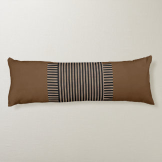 Grado ante una almohada del cuerpo del algodón