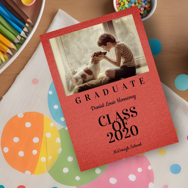 Grado de fotografía con efecto de línea de estilo  (Rustic Red Stylish Linen Effect Photo Graduate Graduation Announcement Card. )