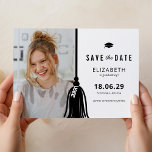 Graduación De Foto Guardar Las Tarjetas De Fecha<br><div class="desc">Haz que tus anuncios de graduación sean un toque más personal con nuestras modernas tarjetas de fecha. Estas tarjetas destacan con un patrón de graduación regular, texto personalizado y una foto única del graduado. Combinan perfectamente la antigua tradición de enviar anuncios de graduación con un toque moderno y a la...</div>