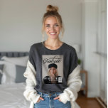 Graduación de la Revista Graduate Script Photo<br><div class="desc">Pon tu graduación en la portada de su propia elegante portada personalizada con nuestra divertida camiseta de graduación inspirada en la revista. El diseño presenta un diseño fotográfico completo para mostrar la foto del graduado. El "Graduado" se encuentra en un guión elegante. Personalice con el nombre del graduado, su apellido,...</div>