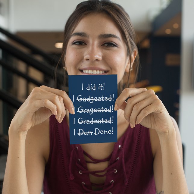 Graduación divertida tarjeta de invitación para fi (Funny Misspelling Graduation Party Invitation Card)