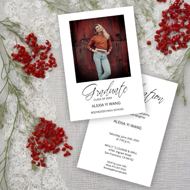Graduación fotográfica de caligrafía moderna y cap (Photo Graduate Whimsical Modern Calligraphy Graduate Invitation Card.)