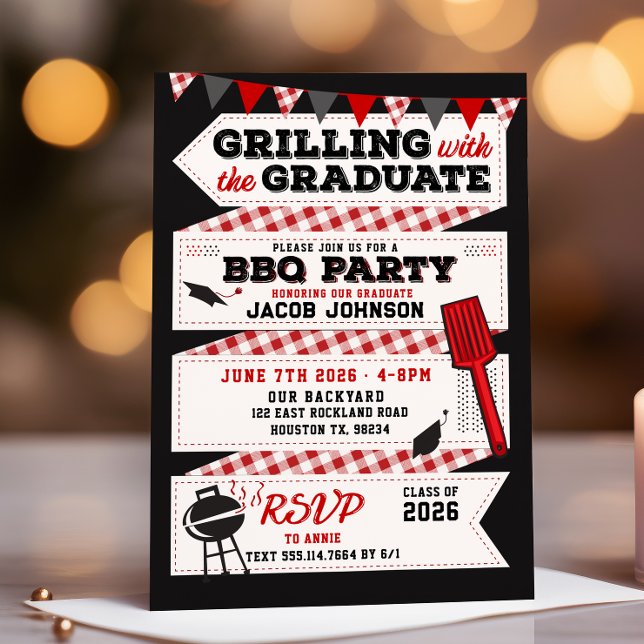 Graduación Invitación a la fiesta de barbacoa, fie (Grilling with the graduate bbq grad party invitation shown with gold light and candle background)