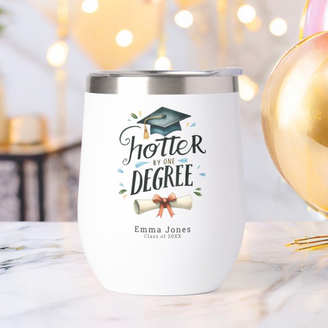 Graduación personalizada Graduada divertida y más  (Funny Hotter by One Degree Graduation Wine Tumbler, Class of 2025, College University, Trendy)