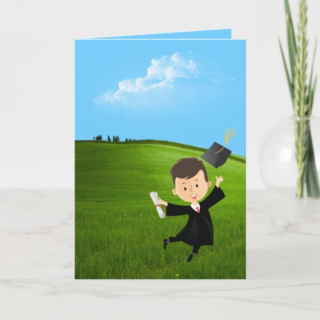 Graduado feliz con tarjeta de vacaciones de campo (Anverso)
