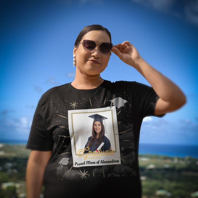 Graduando foto de una orgullosa madre se personali ( Graduate Photo Graduating Proud Mom Dad Person Plus Size T-Shirt for Mom to wear when out and about)