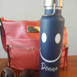 Gráfica feliz personalizada de la botella de agua<br><div class="desc">Cara amarilla. Muéstrate lo feliz que estás con esta gran cara feliz con una enorme sonrisa. Listo para ser personalizado con su nombre o cualquier otro texto o mensaje. La cara se puede mover, cambiar de tamaño o borrar. El color de fondo puede cambiarse a cualquier color que desee. ¡personalizar...</div>