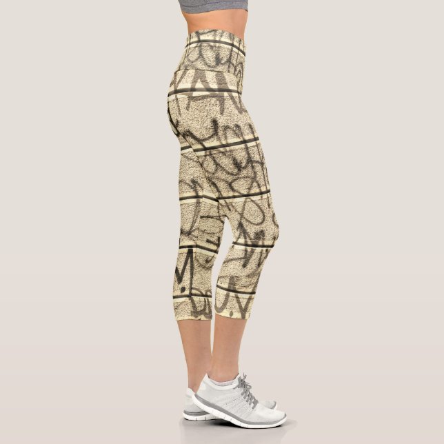 Grafiti urbano Sepia Style Capri Leggings (Derecha)