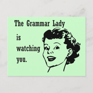 Grammar Lady mirando postales