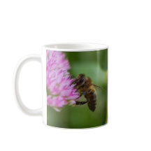 Gran abeja en una taza