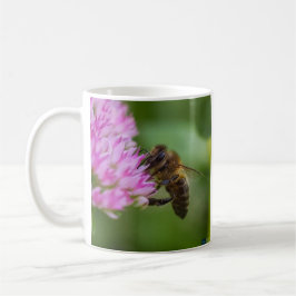 Gran abeja en una taza
