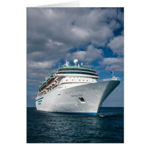 Gran barco de crucero blanco