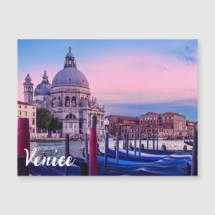 Gran Canal con góndolas e iglesia en Venecia