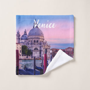 Gran Canal con góndolas e iglesia en Venecia