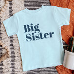 Gran Hermana | Familia de hermanos de la Armada<br><div class="desc">Prendas impresas personalizados personalizadas con el gráfico "Big Sister" en un estilo moderno de diseño. Perfecto para una foto de invitación de embarazo o un regalo para hermanos mayores cuando llega el recién nacido! Utilice las herramientas de diseño para editar los colores o añadir su propio texto y fotos para...</div>