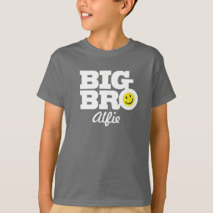 Gran hermano de blanco en camiseta de niños grises