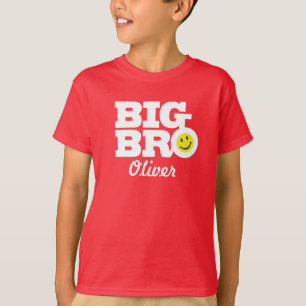 Gran hermano de blanco en camiseta de niños rojos