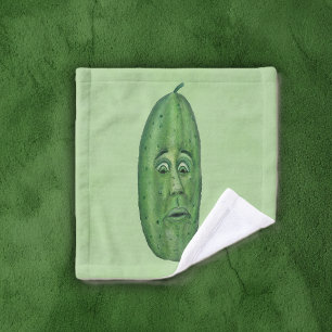 Gran pepino verde con cara sorprendida sobre verde