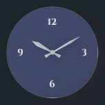 Gran reloj azul Minimalista<br><div class="desc">El reloj moderno presenta un diseño minimalista en una paleta de colores azul y blanco. Un diseño sencillo y sencillo con números blancos sobre un fondo azul. Una moderna adición a su cocina, sala de estar o pared de oficinas, un moderno regalo de oficina o un moderno regalo de casa...</div>