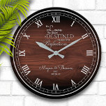 Gran reloj de aniversario personalizado de madera<br><div class="desc">Diseño divertido y personalizado. Hace el regalo perfecto para un aniversario o para el fiesta recién casado. Un fondo de bonito falso de madera, con un sentimiento encantador que dice "el amor que compartimos está destinado a envejecer hasta la perfección", junto con los nombres de la pareja y la fecha...</div>