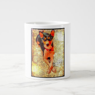 Grande Basenji que gandulea en la taza de café